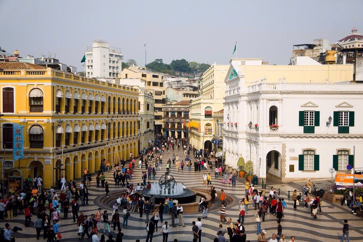 澳门，向尊敬的听众朋友们致意